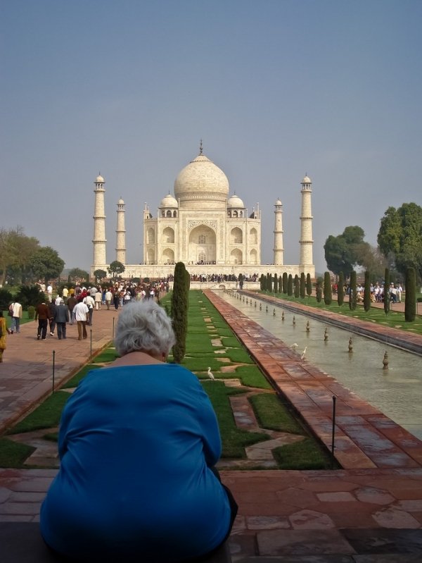 Тадж-Махал, Агра, Індія, лютий 2010 р. 22 роки будував імператор мавзолей для коханої дружина. А потім ще вісім - сидів у в'язниці, за розтрату державних фінансів на ту будову, де й помер. А краса - ли Автор - Вадим Войтик (Івано-Франківськ)